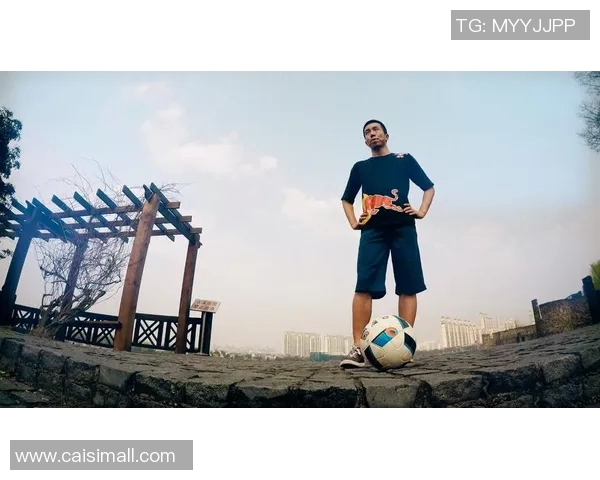 足球明星与路人激情对决街头足球赛引发热潮