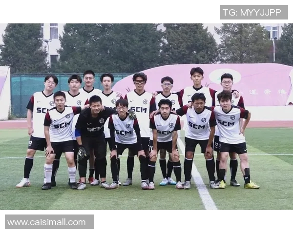 足球明星激情对决瞬间捕捉展现赛场风采与团队默契的精彩画面